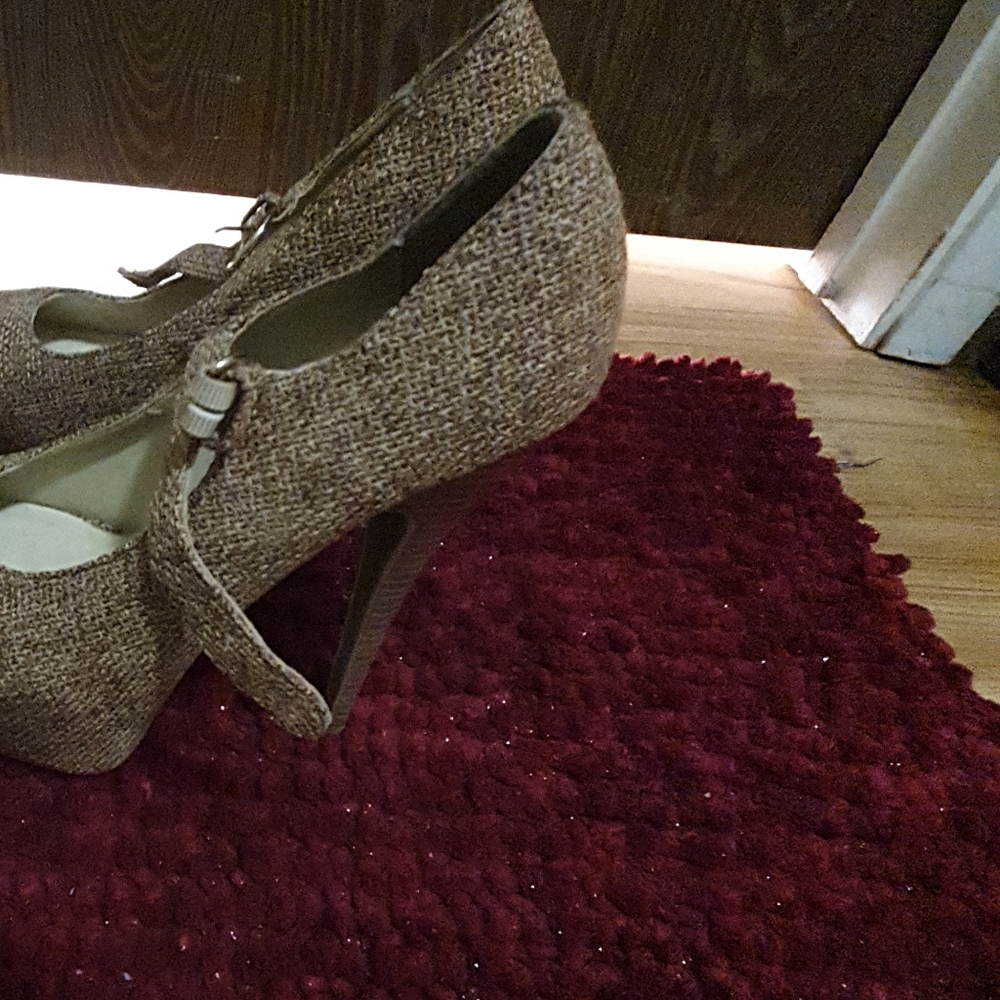 Heels - Picture 2 of 3